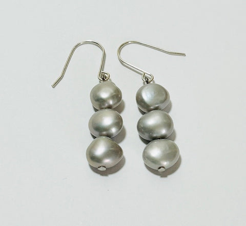 Three Pearl Earrings, Silver-grey (PO25)