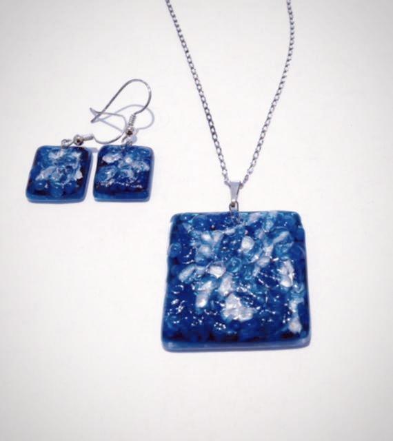Blue and White Pendant Set